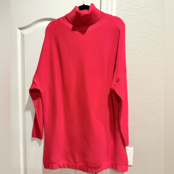 Lillusory ribbed red turtleneck tunic sweater with side slits - Picture 3 of 3